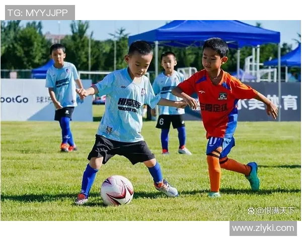足球抱宝贝带你领略绿茵场上的激情与温暖，感受运动与亲情的完美结合